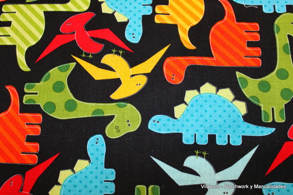 Detalle de la tela con diseño de Dinosaurios.