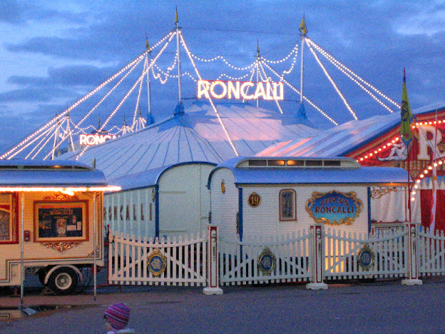 Vue générale du Cirque Roncalli 2006 a la tombée de la nuit