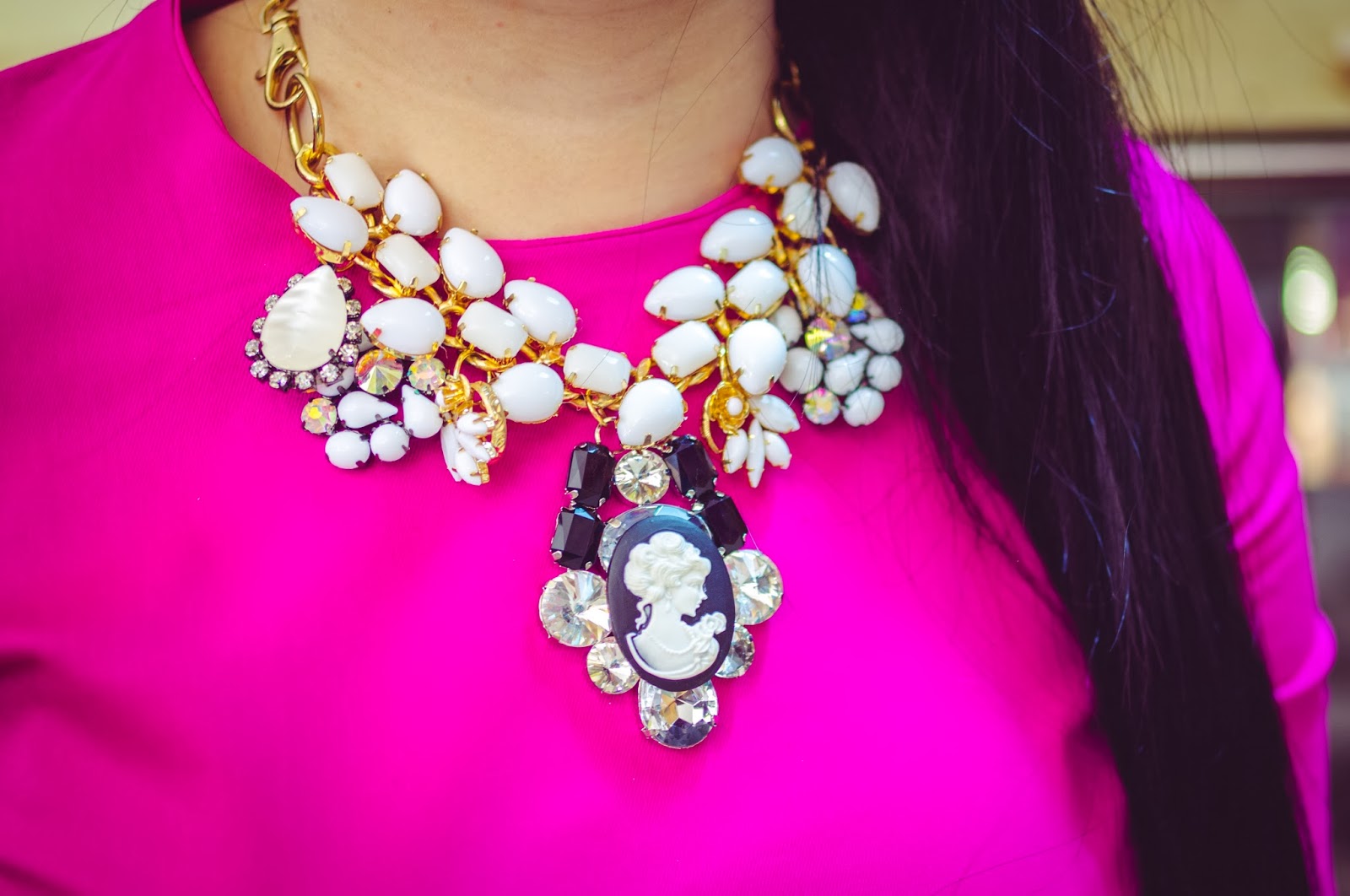 бижутерия цвета фуксии. бижутерия под платье фуксия. бусы фуксия.