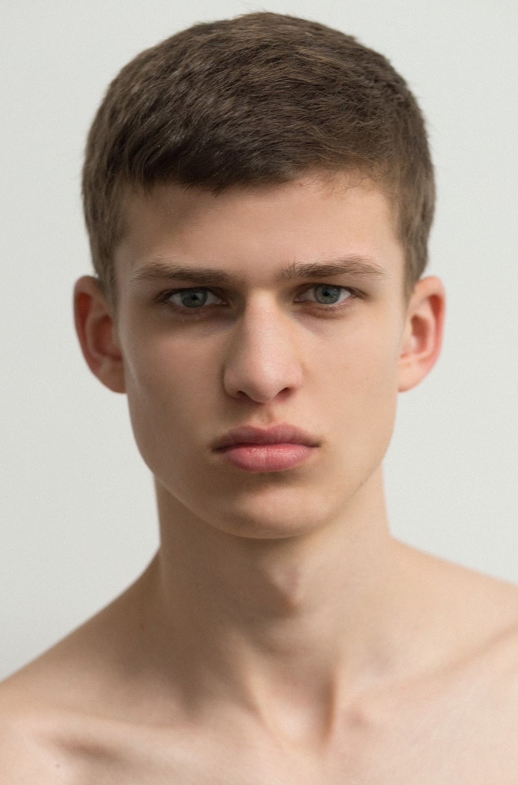 модные стрижки для юношей. короткие мужские стрижки для подростков. подростковые стрижки. мужские стрижки модные подростковые. цезарь фейд.