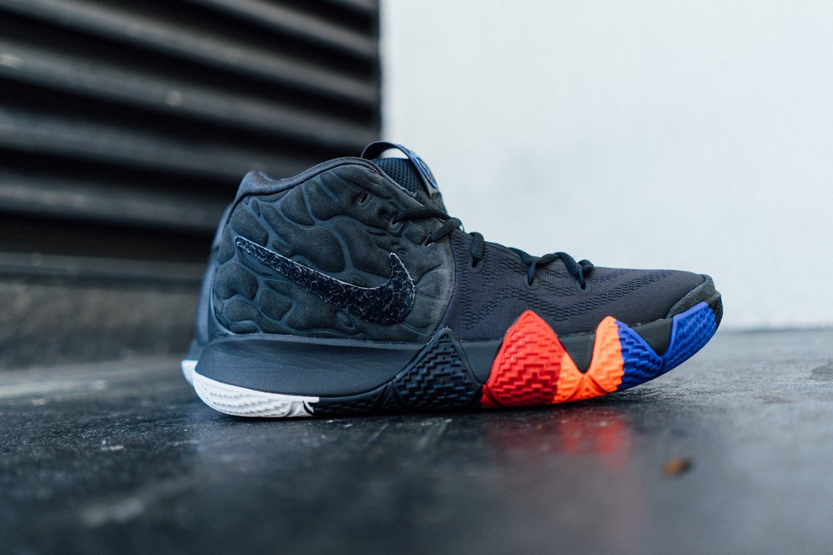 Tenis nike preto solado colorido sale