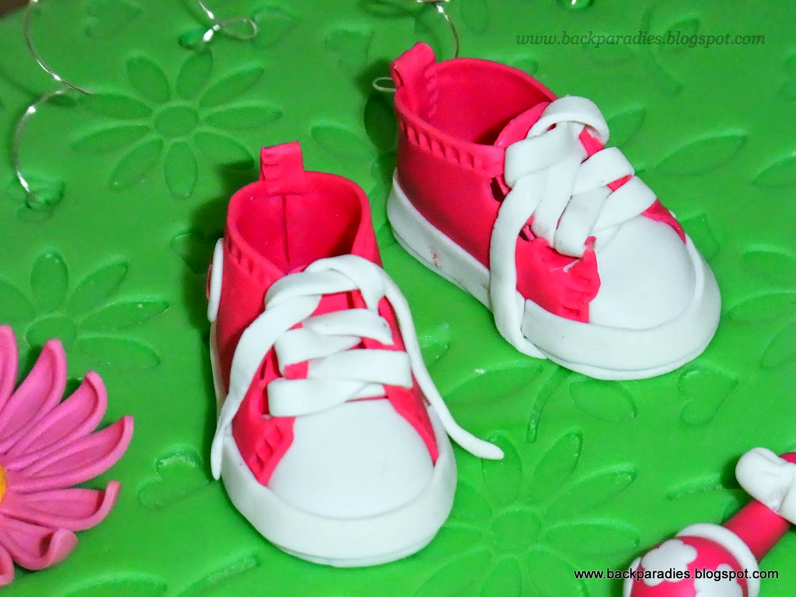 Ein Königreich für Torten: Baby Chucks und eine Rassel im Blütenmeer