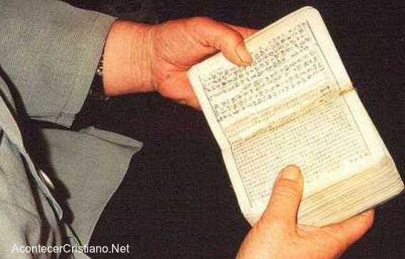 Hombre leyendo la Biblia cristiana en chino
