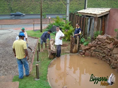 Peça de madeira de Jacarandá já instalada onde vai encaixar o eixo de madeira para o monjolo funcionar no lago com pedras com a bica de madeira.