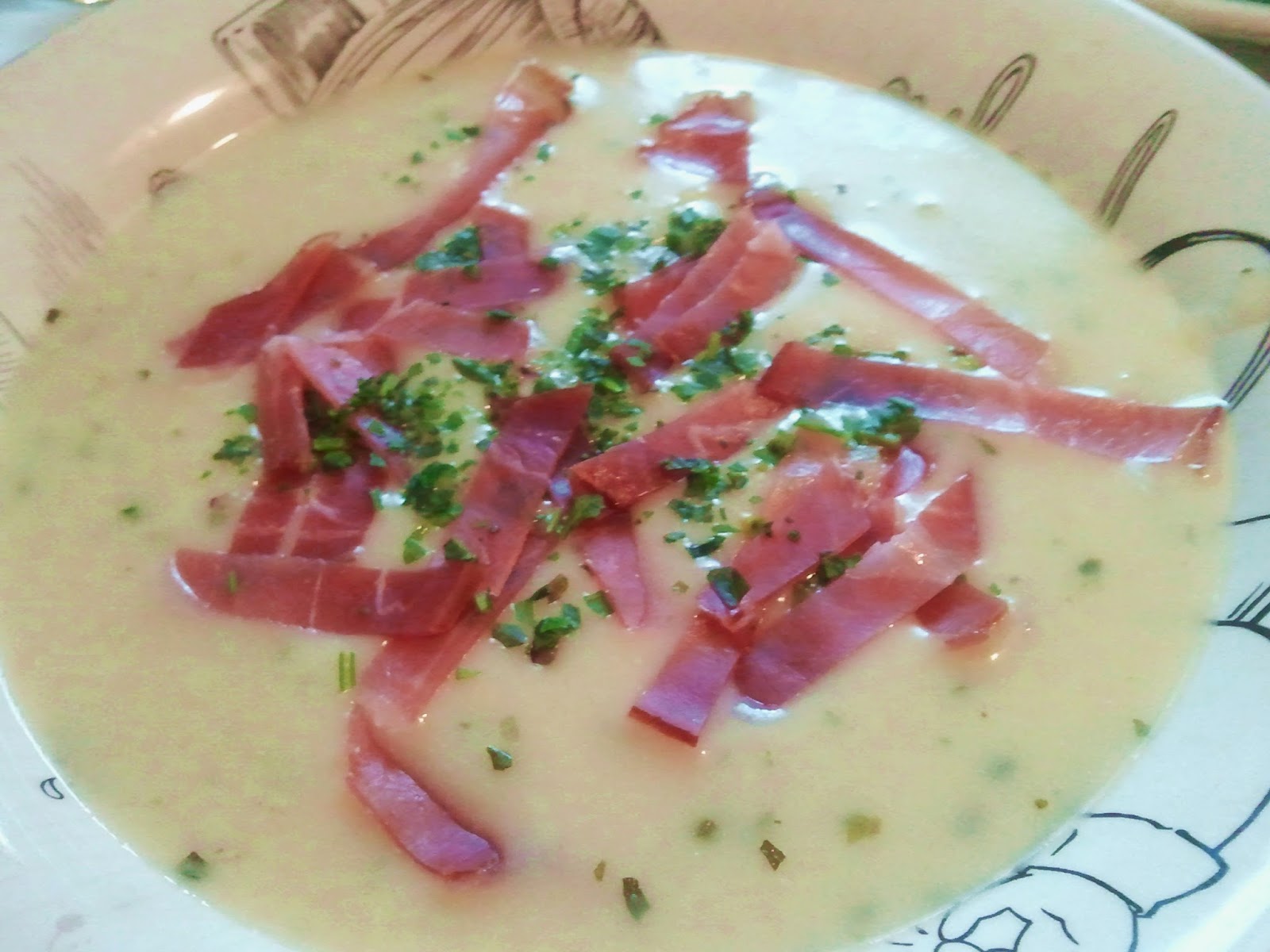 Max&amp;#39; Italian Food Heaven: Spargelcreme Suppe mit Serrano Schinken Einlage