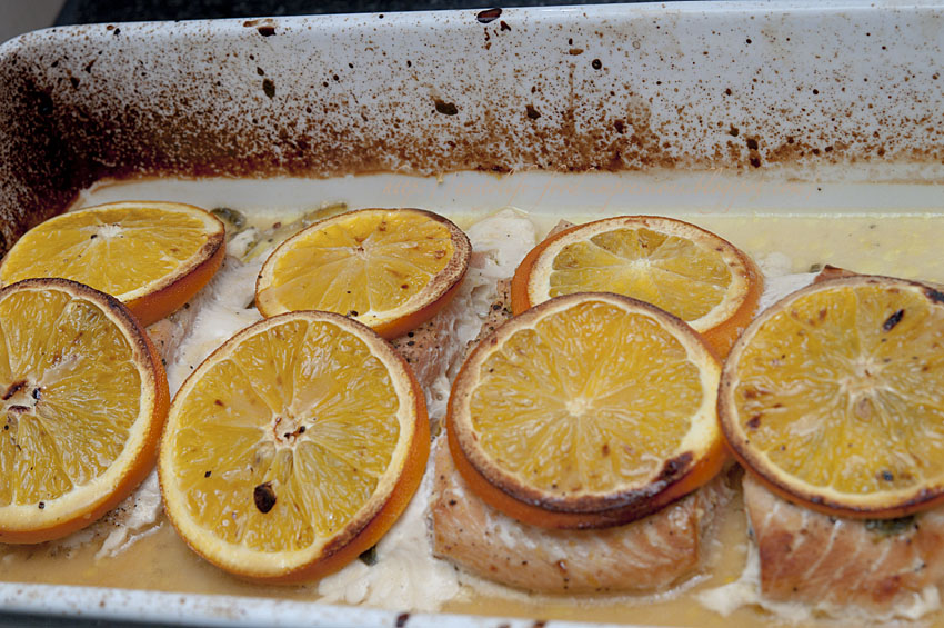 Печеные апельсины. Кета с апельсинами в духовке. Запеченный апельсин. Рыба запеченная с апельсинами в духовке. Печеный апельсин.