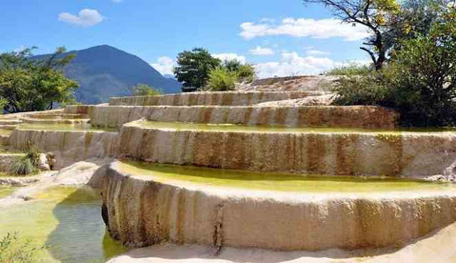 Tampak dari dekat teras batu kapur Baishuitai Tampak dari dekat teras batu kapur Baishuitai