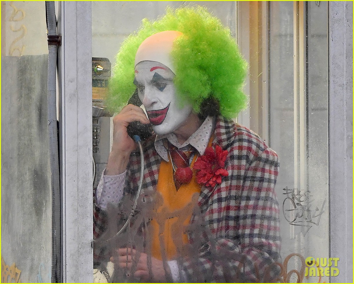 Joaquin Phoenix vestido de payaso para una escena de The Joker - Noche Bastarda