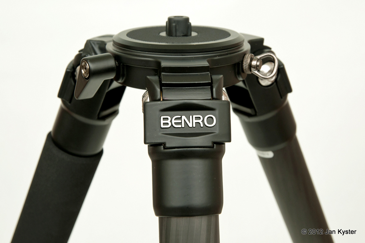 Benro C3770T CF Tripod - leg hub / mounting base closeup