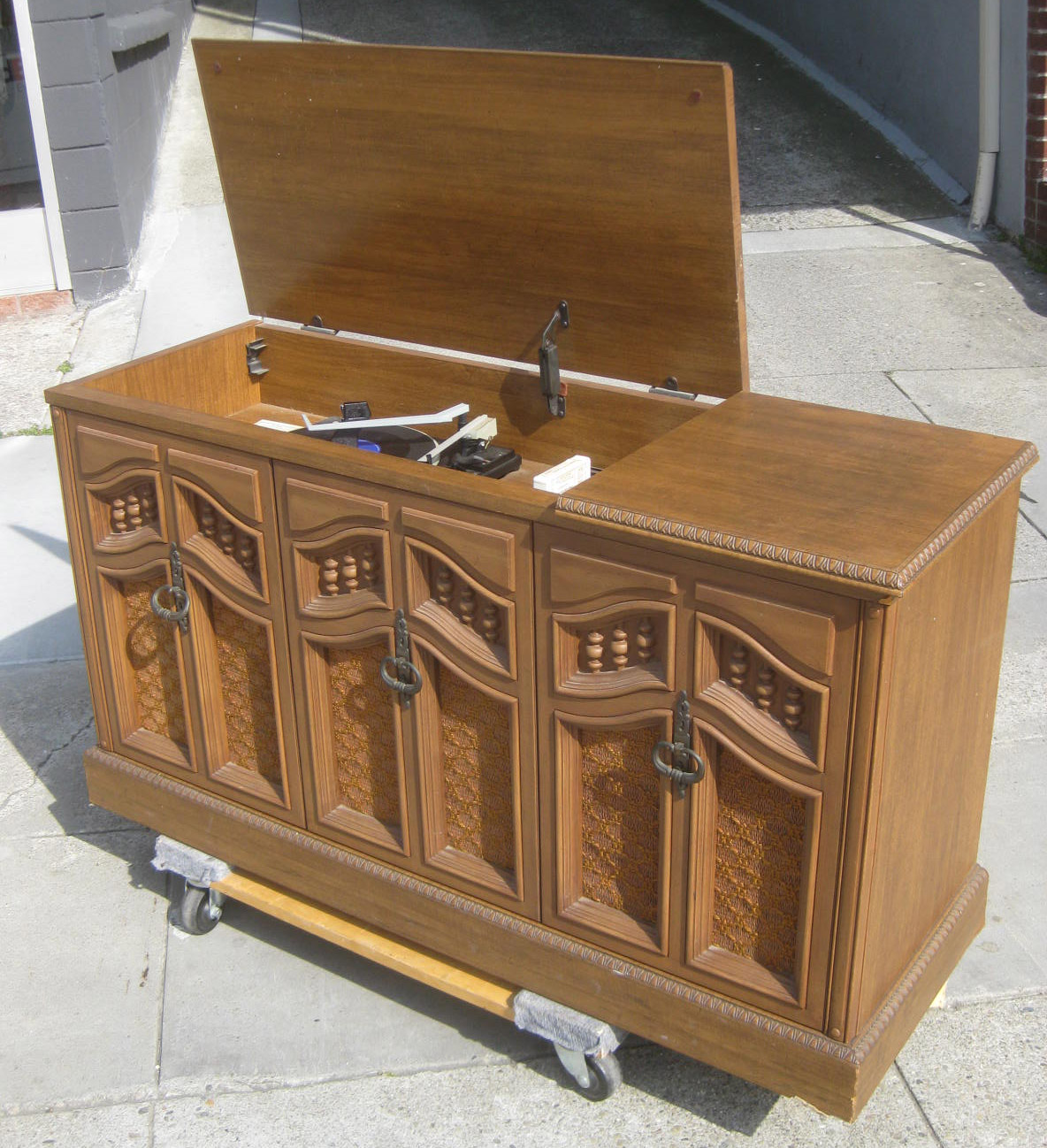 UHURU FURNITURE & COLLECTIBLES SOLD Stereo Console 70