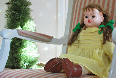 Muonamihen mökki - 50-luvun nukke ja kustavilainen keinutuoli