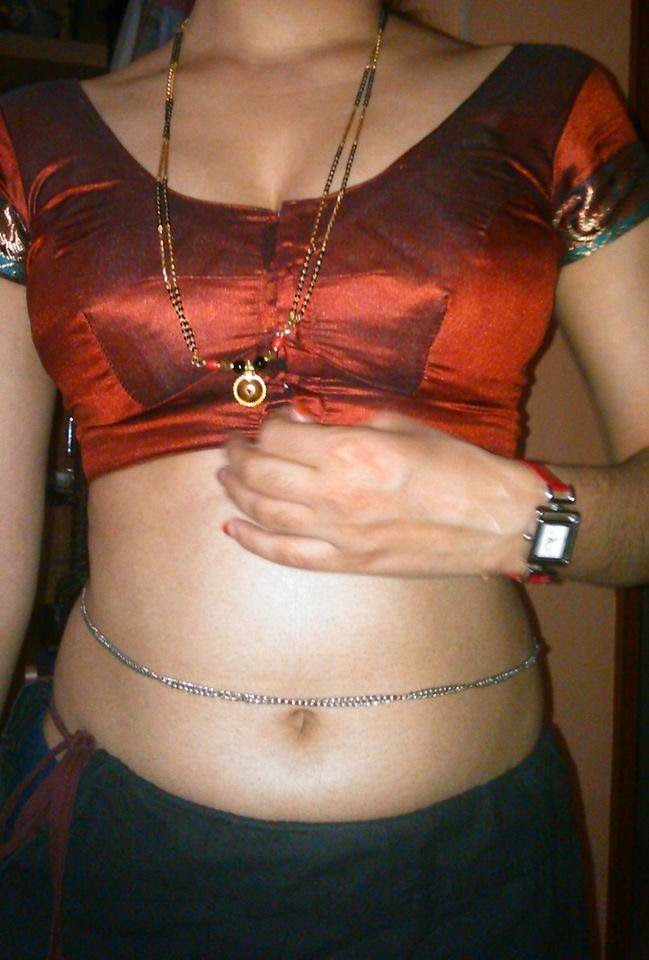 Sexy Indian Housewife Navel and Cleavage MaalaMaal pic