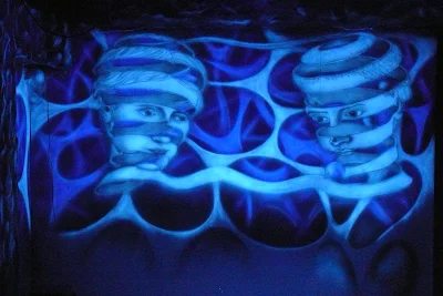 Aranżacja ściany na dyskotece, efekt świecącej ściany, mural UV, black light mural