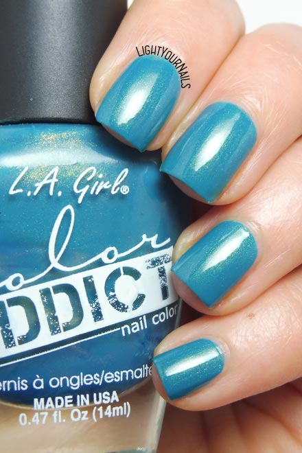 Smalto turchese L.A. Girl Color Addict Obsess turquoise shimmer nail polish #nails #lightyournails Smalto turchese L.A. Girl Color Addict Obsess turquoise shimmer nail polish #nails #lightyournails