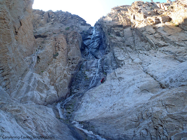 Ο ΨΗΛΟΤΕΡΟΣ ΚΑΤΑΡΑΚΤΗΣ ΣΤΟ ΚΟΣΜΟ ΠΟΥ ΧΥΝΕΤΑΙ ΣΕ ΘΑΛΑΣΣΑ ΒΡΙΣΚΕΤΑΙ ΣΤΗΝ ΕΛΛΑΔΑ  