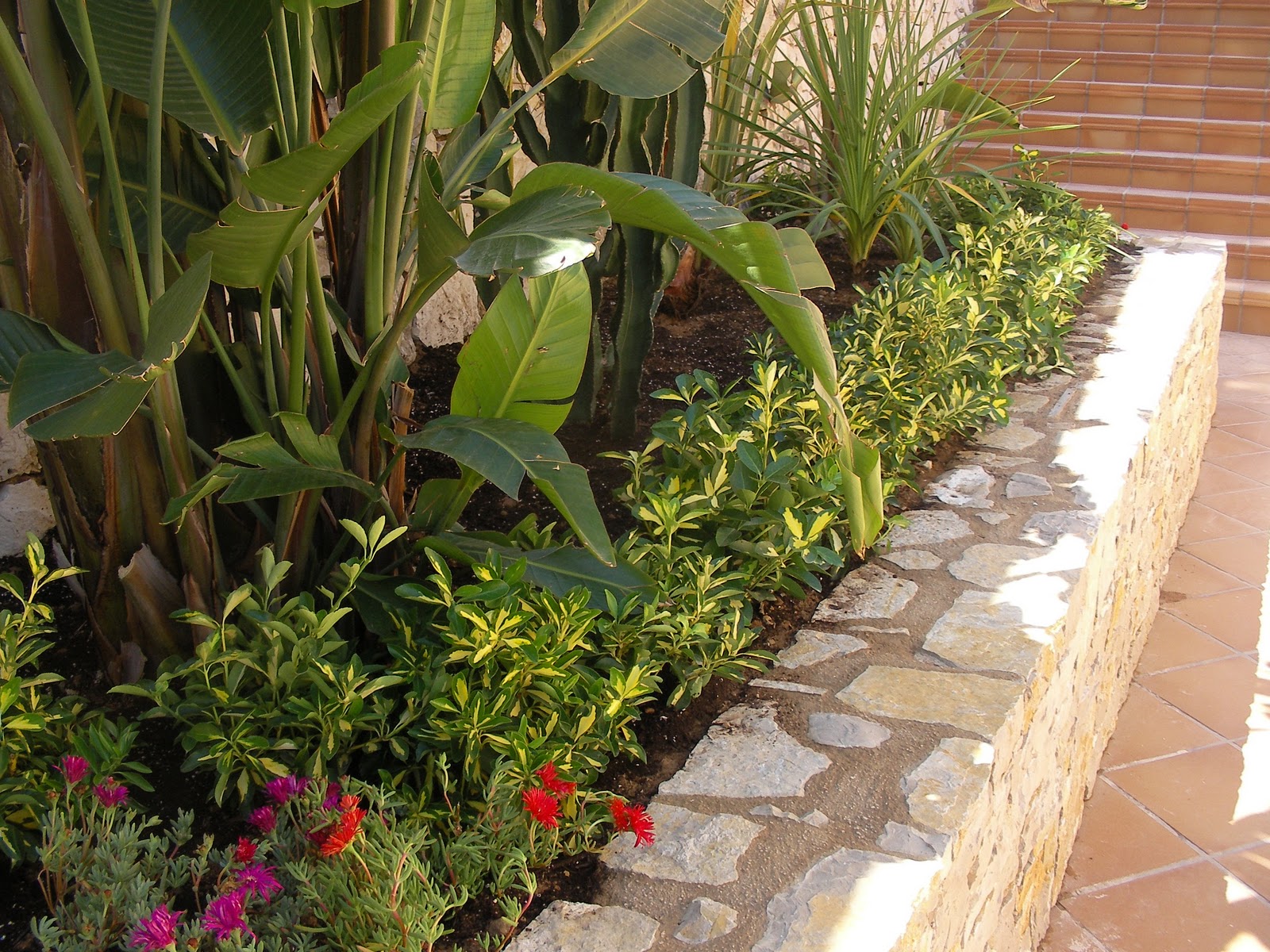 IDEAGARDEN: CONSTRUCCION DE JARDINERA DE PIEDRA