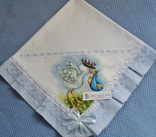 Manta para o meu bebê: cegonha e bebê, Cegonha e bebê, Manta de piquê, Manta para bebê, youtube, Brincando de costurar, Costura, Pintura em manta de bebê, Enxoval de bebê