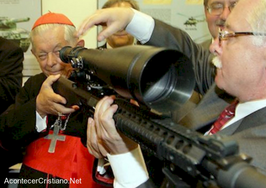 Cardenal empuñando un fusil en fábrica de armas