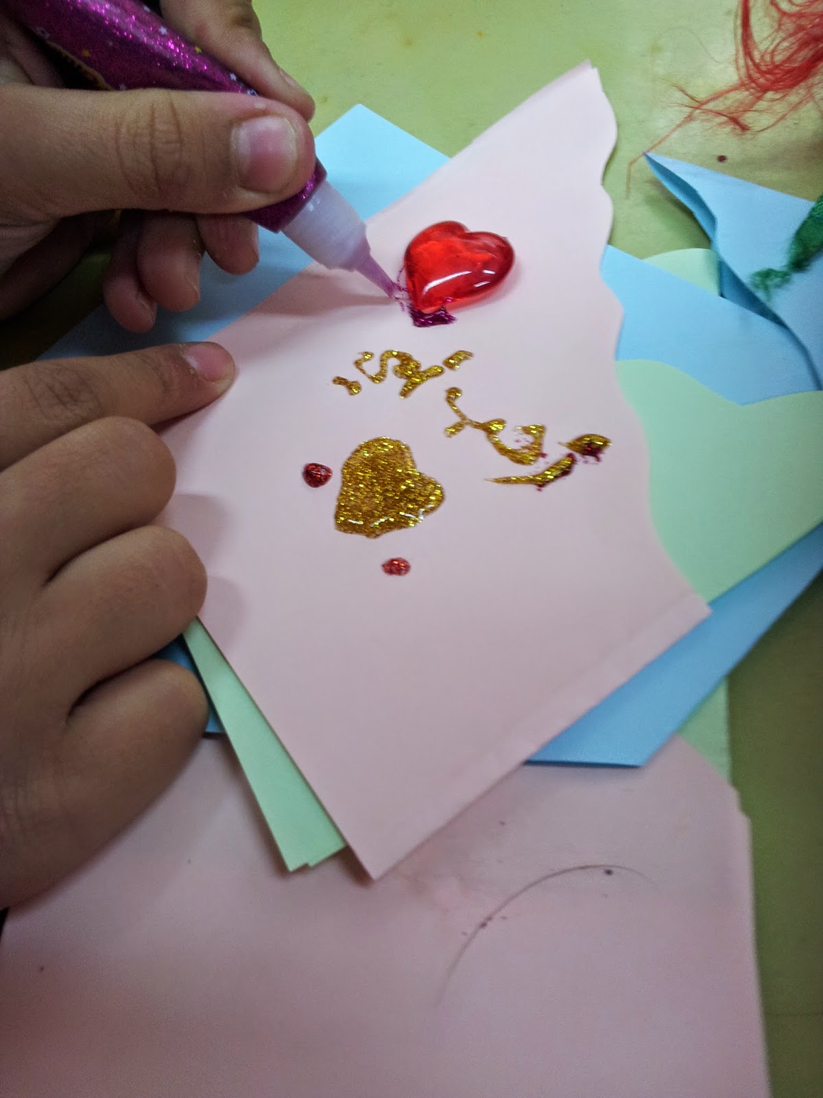 مدونة الفنية ورشة عمل عن عيد الام وعمل بطاقة دعوة