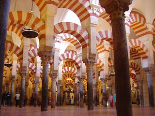 Fuente: https://leccionesdehistoria.com/2ESO/wp-content/uploads/2010/10/Mosque_Cordoba.jpg Mezquita de Córdoba