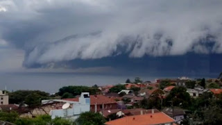Viral! Awan Mirip Gelombang Tsunami di Langit Makassar Viral! Awan Mirip Gelombang Tsunami di Langit Makassar
