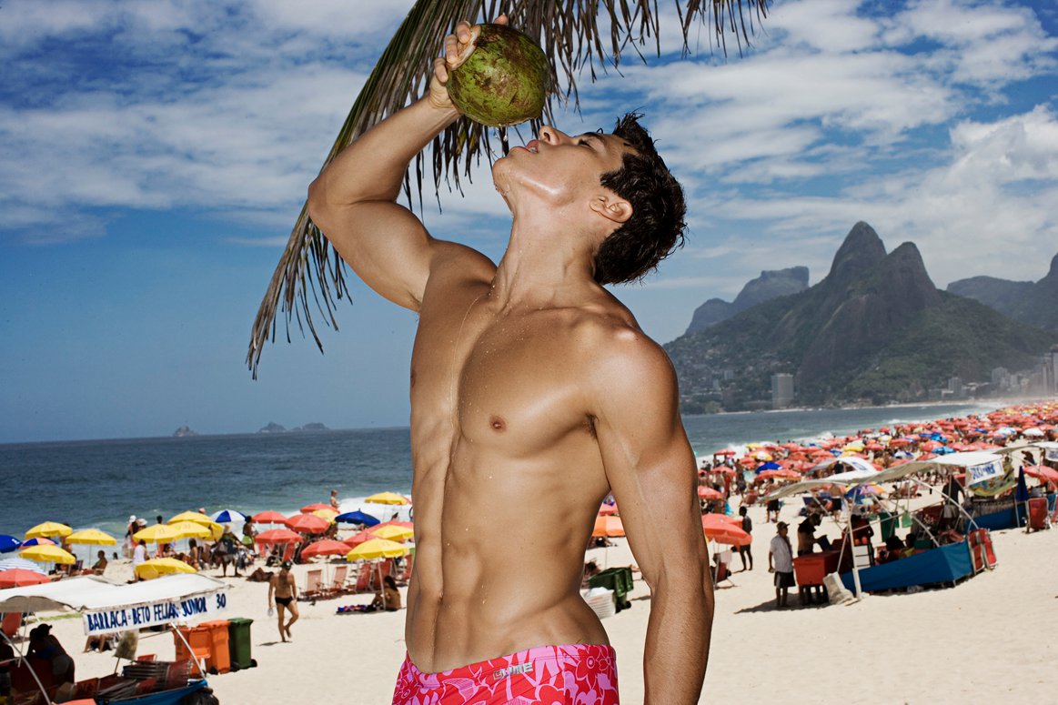 em fotos de Rick Day, no editorial "The Boy From Ipanema" na ediç...