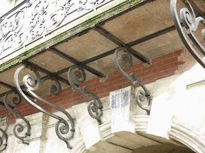 Console métallique à volute du balcon du 16 place des Vosges à Paris
