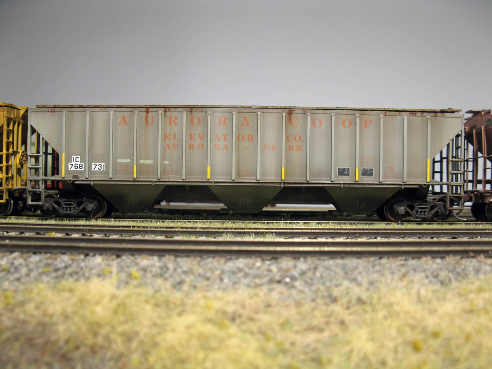 Quebec South Shore Railway Weathered Grain Hoppers