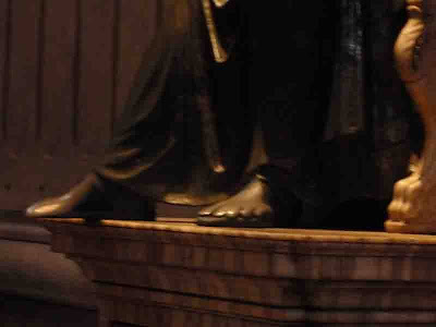 Detalhe do pé do São Pedro, desgastado por ser tocado pelos fiéis