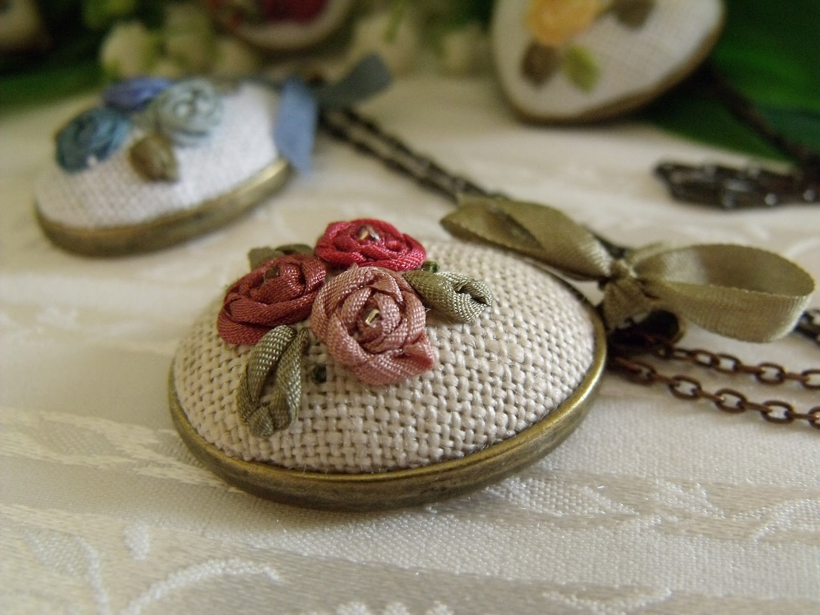 Nakışlı broş Takıda Kurdele Nakışı