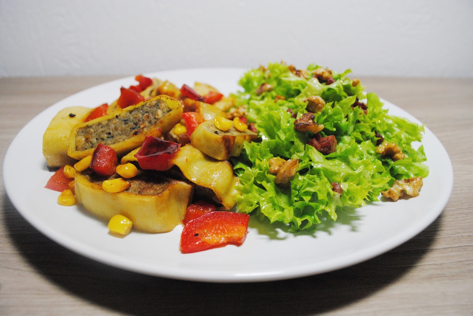 Gebratene Maultaschen mit Paprika und Mais und Friséesalat mit Schinken ...