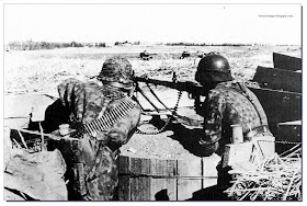 Waffen SS soldiers machine gun Narva