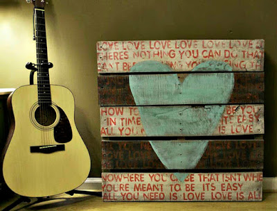 decorazione con cuore in pallet decorazione con cuore in pallet
