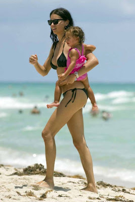 Adriana Lima In A Black Bikini Pictures !