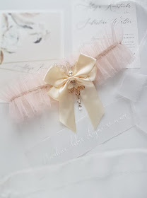 Różowa podwiązka ślubna z perełką, kolekcja Tulle. Różowa podwiązka ślubna z perełką, kolekcja Tulle.