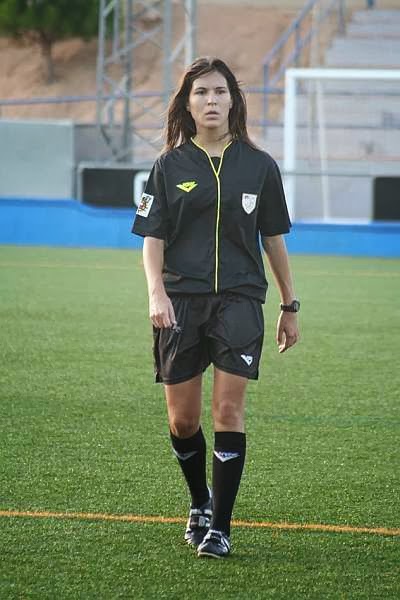Ester Parramon cambia el balón por el silbato - Noticias y Reglamentos para  Árbitros de Fútbol