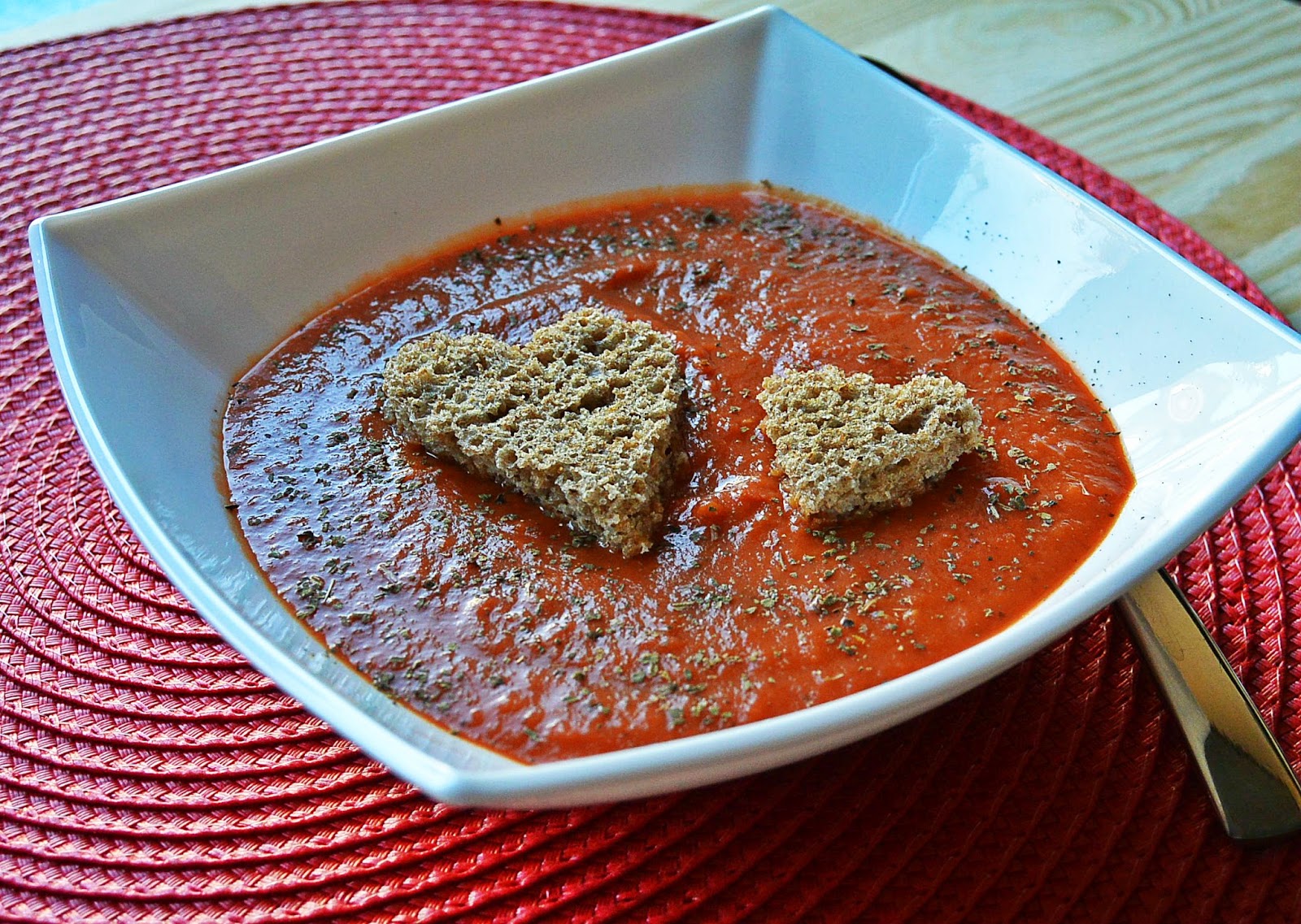 Kremowa zupa pomidorowa z grzankami