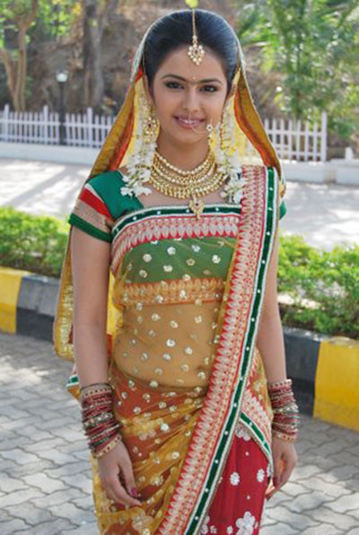 My nhan 'Co dau 8 tuoi' duoc fan Viet chao don tai san bay - Anh 8