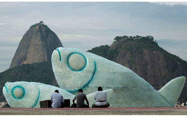 Γλυπτά Ψάρια Φτιαγμένα από πεταμένα πλαστικά μπουκάλια