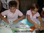 Los niños pintando