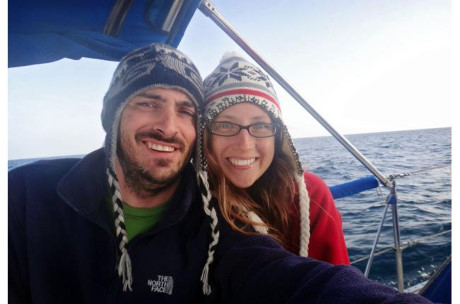 Ban toan bo tai san de di vong quanh the gioi tren bien - Anh 17