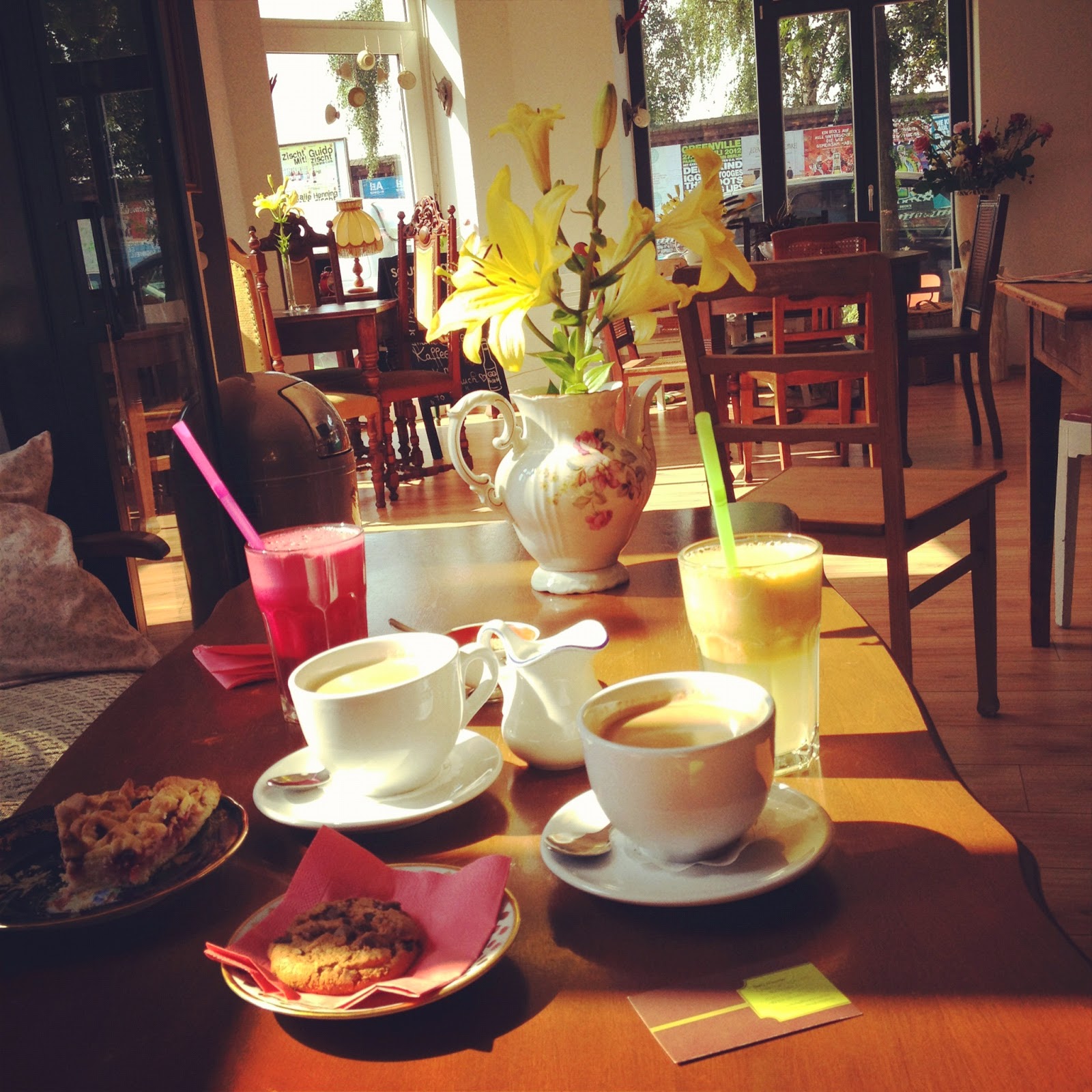 une table avec un brunch, café, crumble, jus de fruits - LACN - voyage - wahrhaft nahrhaft - berlin - fooding