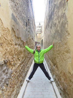 Macarena en las estrechas callejuelas de Fez