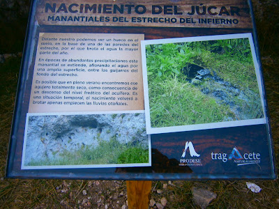Paneles informativos del Estrecho del Infierno, en el nacimiento del rio Jucar / Xuquer, Cuenca, España