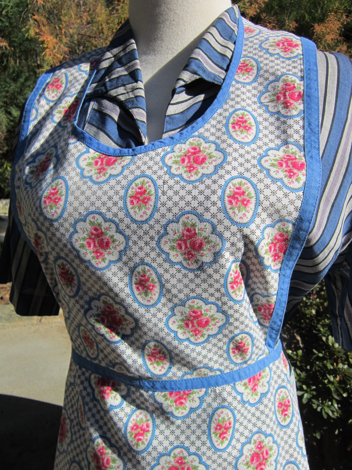 gold country girls What's Penny Wearing? 129 Vintage Aprons From A