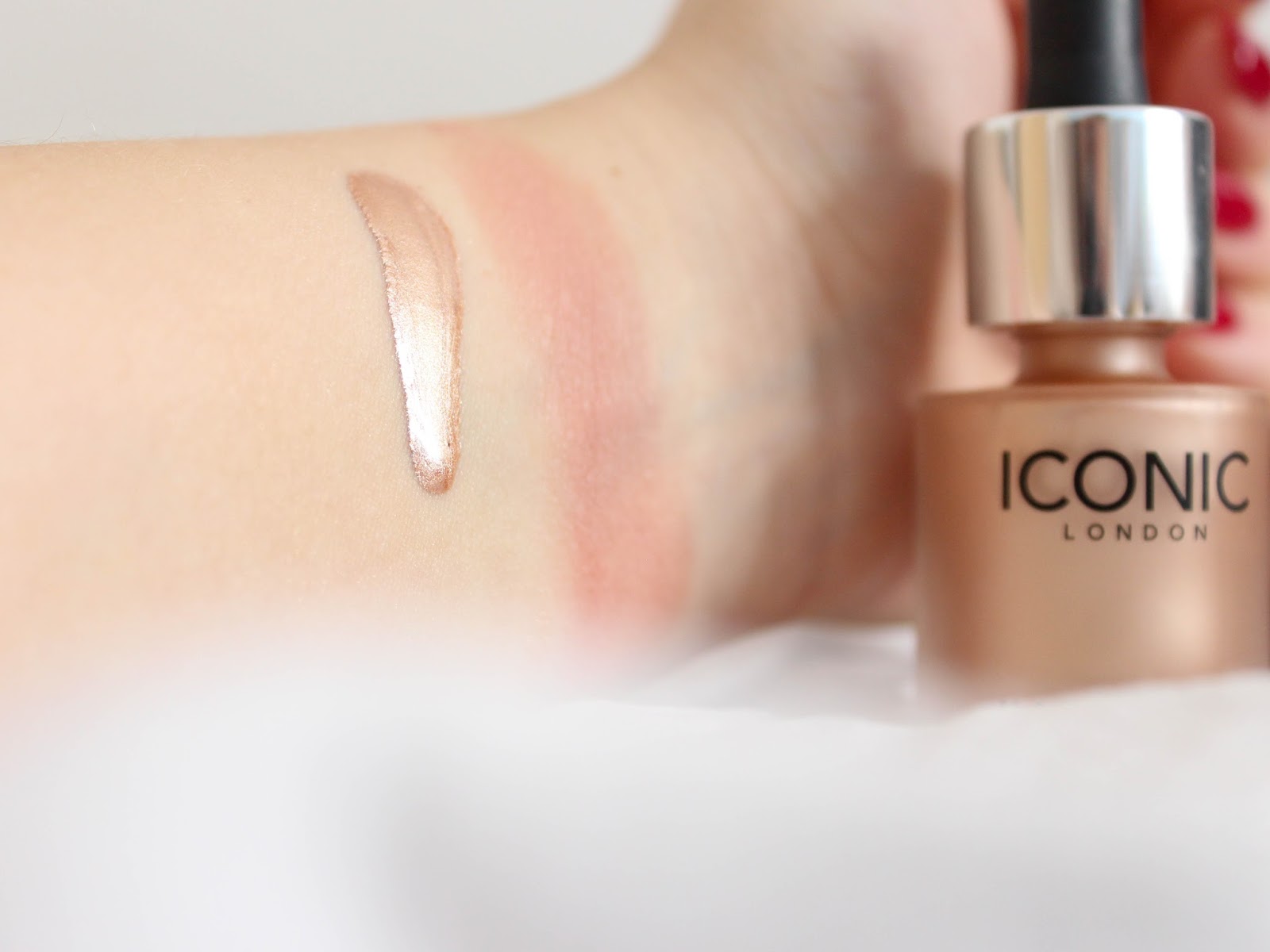 iconic-london-tekuty-rozjasnovac-swatch