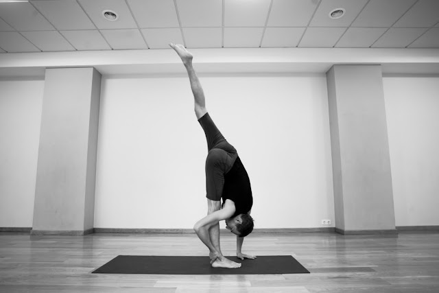 Mỗi ngày một tư thế Yoga | 4-Tư thế gập người một chân