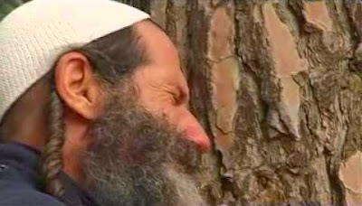 Yitzhak Raveh el judío jasídico interpreta "Abba" una de las canciones mas inspiradoras.