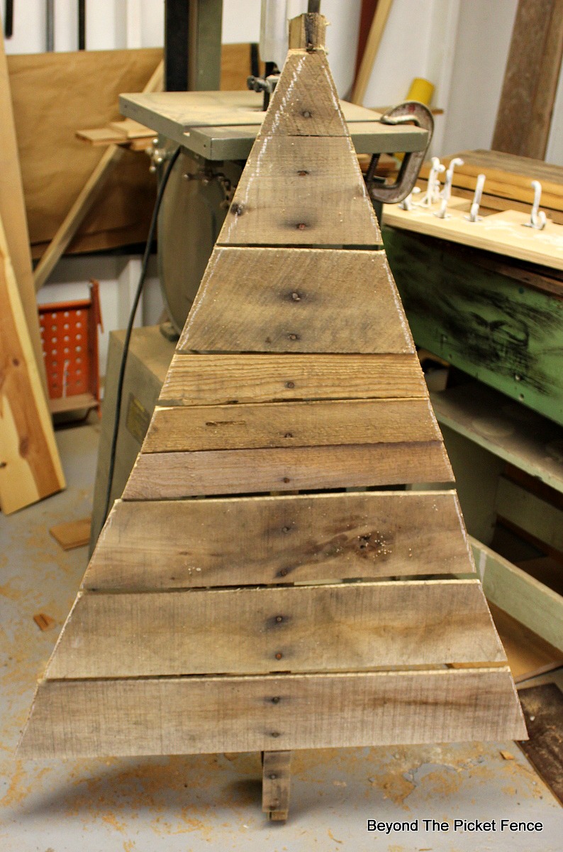 Beyond The Picket Fence: 12 Days of Christmas, Day 1, Pallet Tree