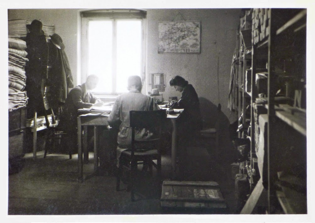Büroszene, etwa aus den 1920-er/frühen 30-er Jahren.